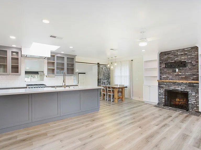 518 E Barkley Ave — Photo 14