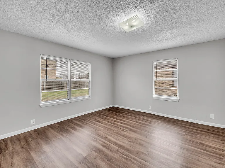 203 W Avenue G — Photo 8