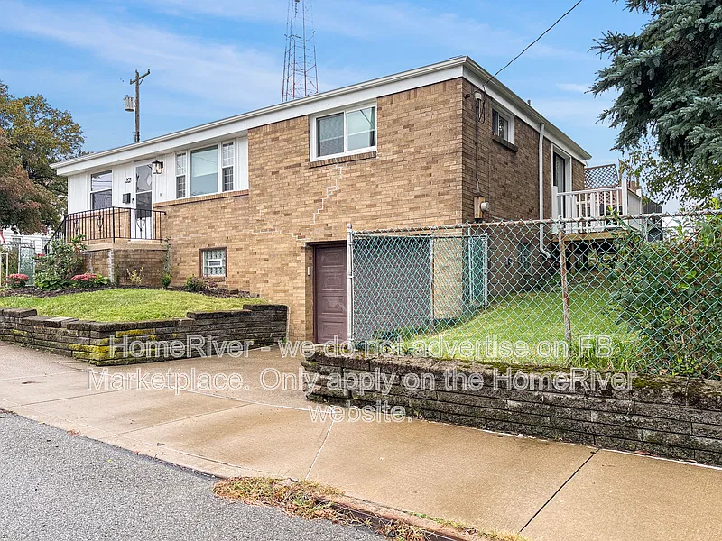 3 bed, 1.0 bath, 1025 sqft, $1,700 — Photo 2