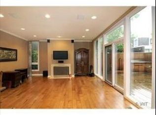 1414 N Sandburg Ter, Chicago, IL 60610