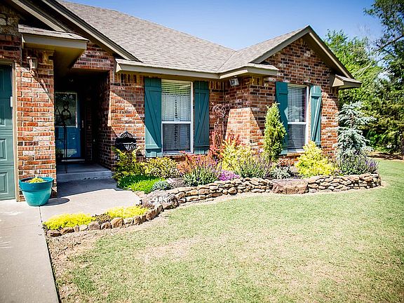 Front exterior/flower bed 