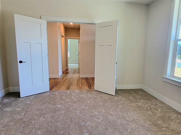 5th image of 829 N Newport Loop