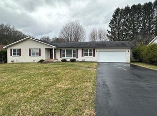 569 Dry Hill Rd, Beckley, WV 25801