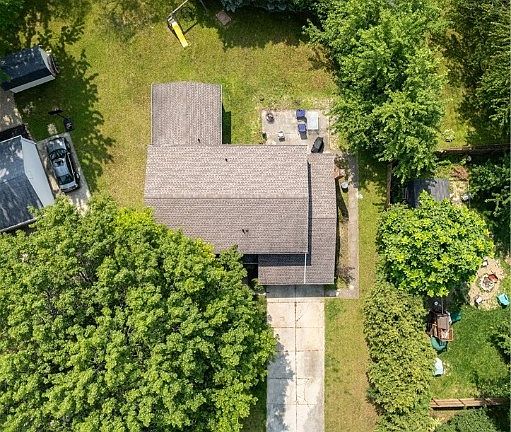 3rd image of 922 Twin Oaks Cir
