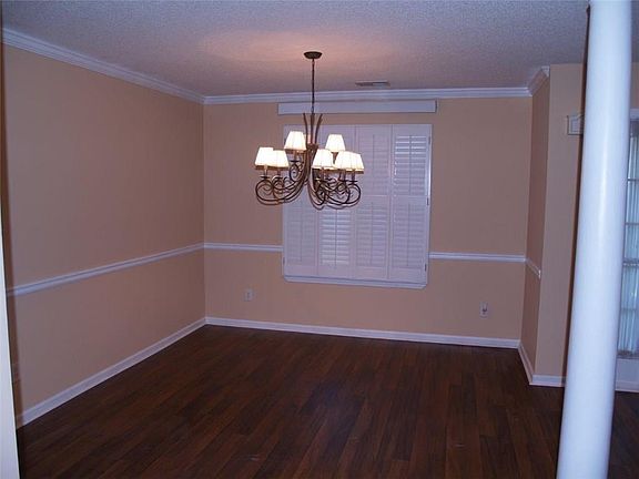 5th image of 160 Kent Dr