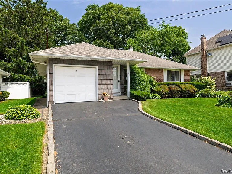 531 Surrey Pl — Photo 2