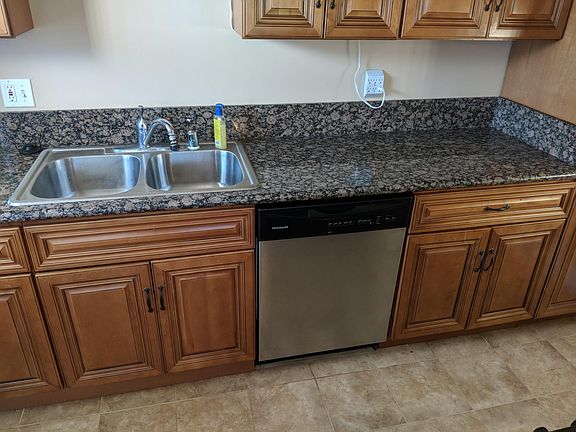 Dishwasher, Granite Counters and Very nice cabinetry