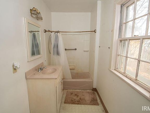 4th image of 822 Harrison Ave