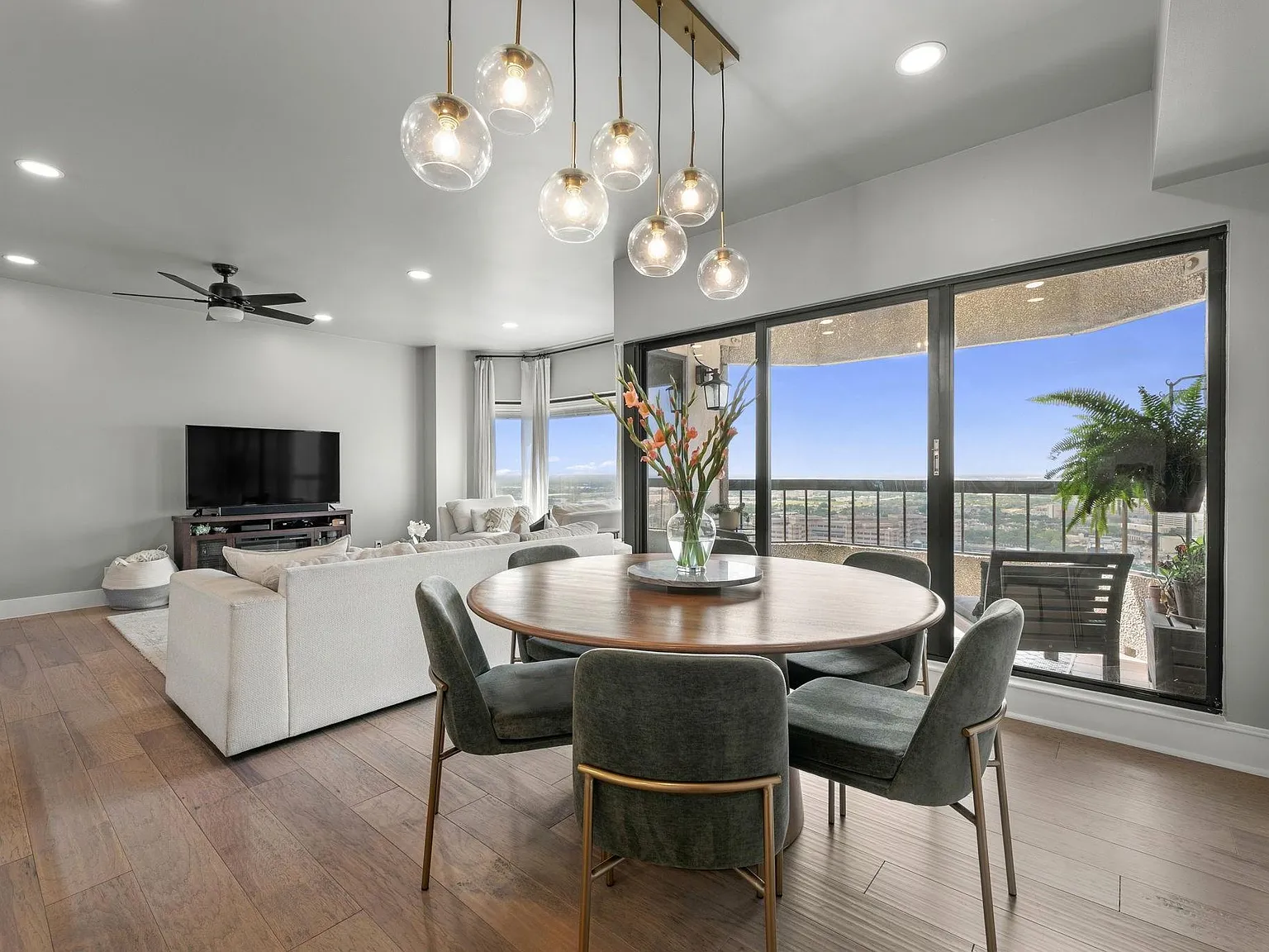 2 bed, 2.0 bath, 1250 sqft, $3,000 — Photo 3