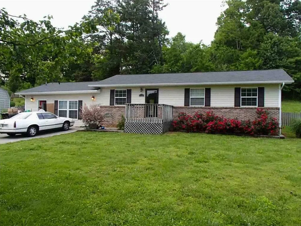 3 bed, 1200 sqft, $2,175 — Photo 2