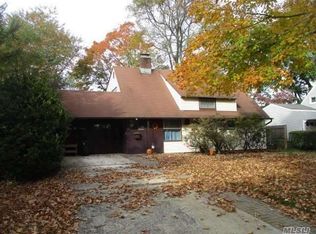 30 Palm Ln, Westbury, NY 11590