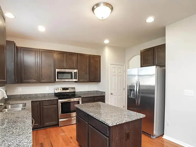 8006 Summerlin Ct — Photo 3