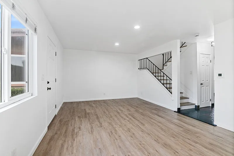 3 bed, 1175 sqft, $3,495 — Photo 2