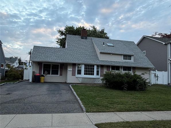 11 Acre Ln, Hicksville, NY 11801 – 4-bedroom rental in Hicksville