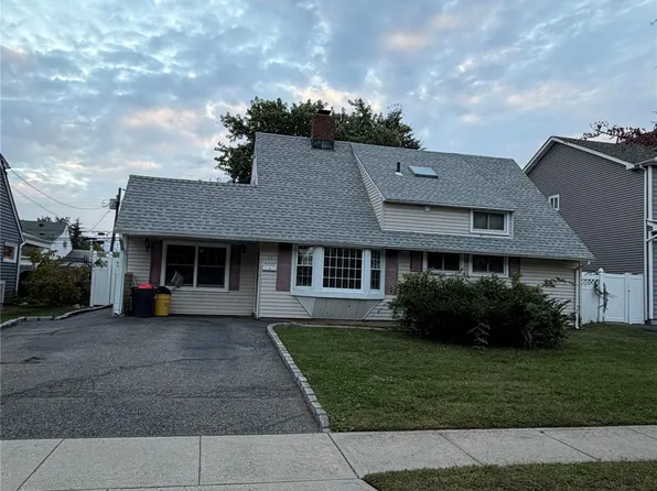 11 Acre Ln, Hicksville, NY 11801
