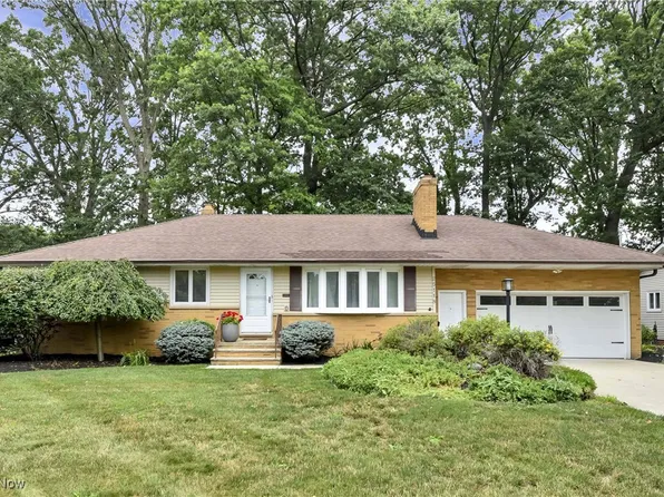 25118 Carey Ln, North Olmsted, OH 44070
