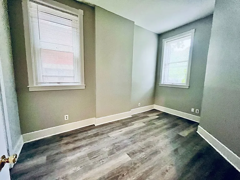 938 S 6th St — Photo 18