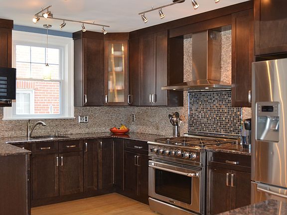 5th image of 433 W Leicester St