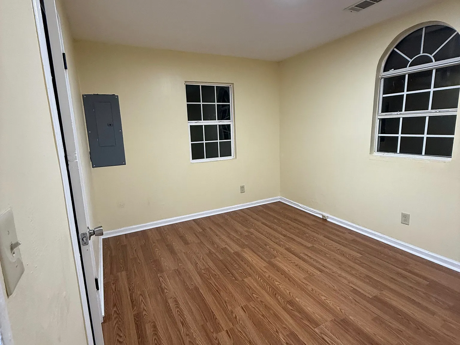 3 bed, 1.5 bath, 1200 sqft, $1,300 — Photo 4