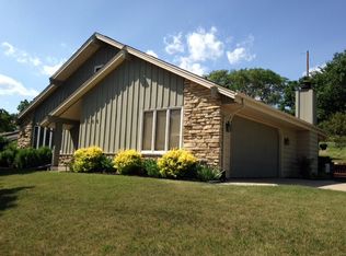 1606 Dover Dr, Waukesha, WI 53186