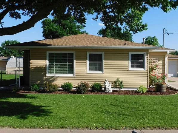 909 3rd St, Gibbon, NE 68840