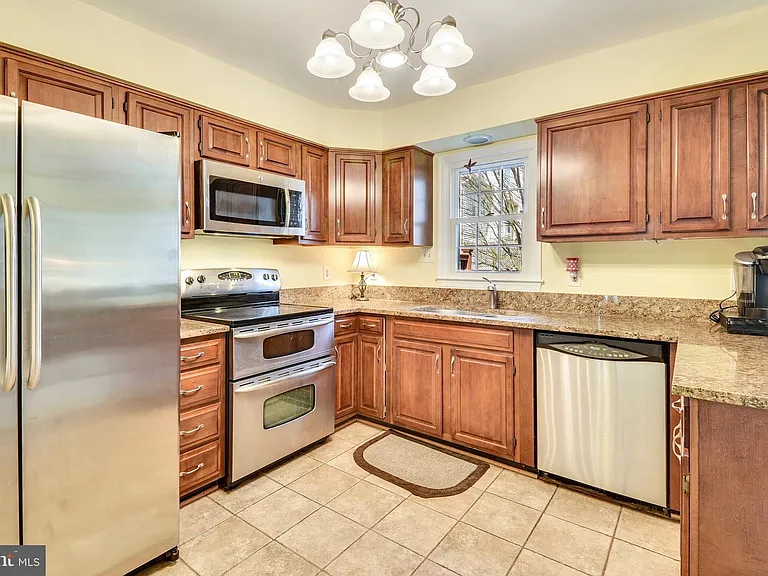 11906 Matthews Ct — Photo 6