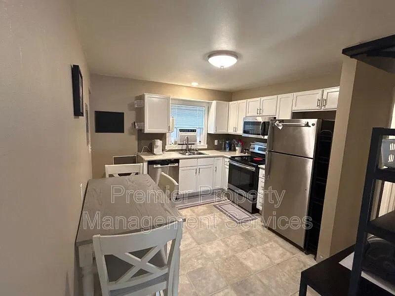 2 bed, 1.0 bath, 996 sqft, $1,295 — Photo 3