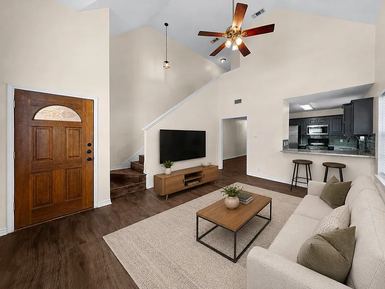 324 N Tolbert Ave — Photo 2