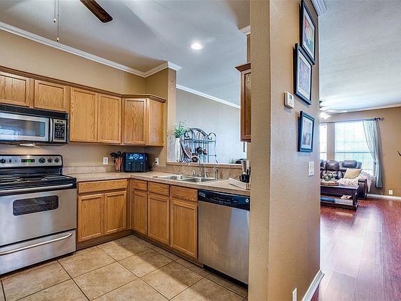 3rd image of 2730 Hyde Park Dr