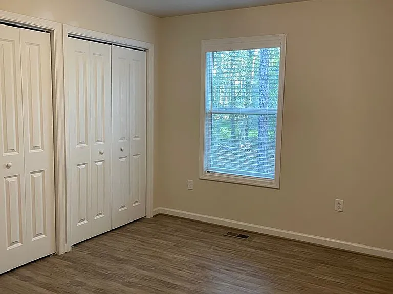 395 Shorewood Dr — Photo 7