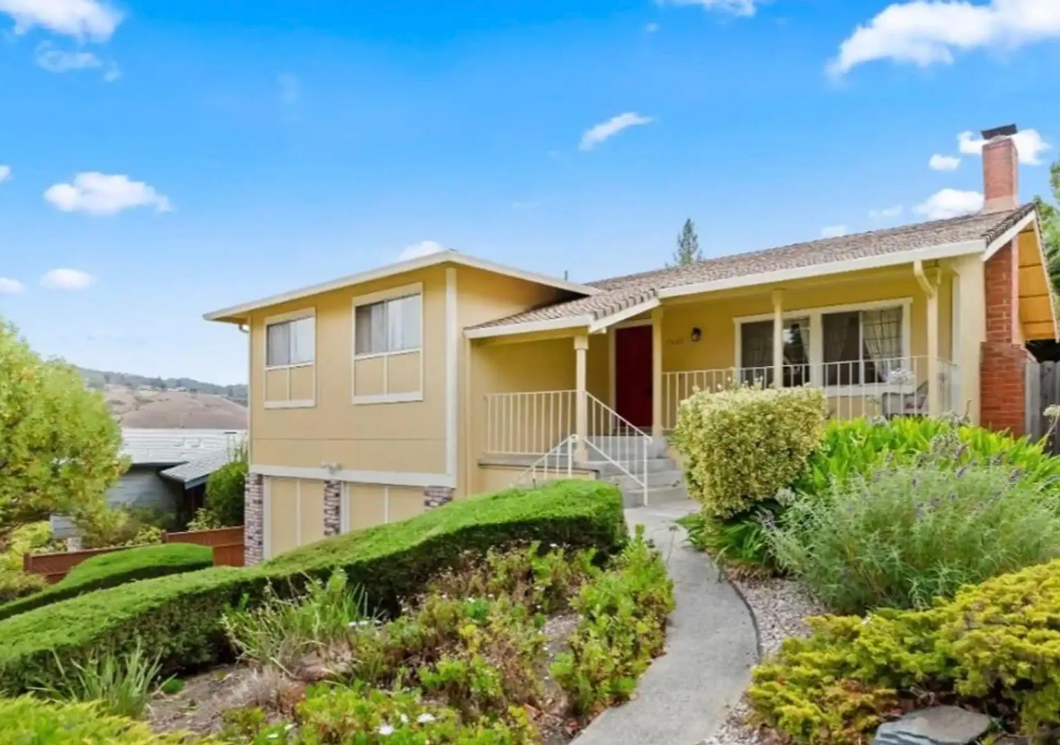 Stunning El Sobrante Hillside Home with Sweeping Views, Expansive Deck & Generous Yard — Photo 2