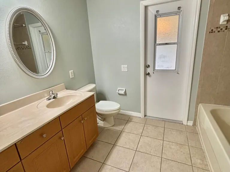 1405 Trafalgar Pkwy — Photo 72