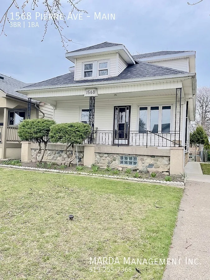 Charming 3 Bed/1 Bath In Walkerville + Hydro! — Photo 1