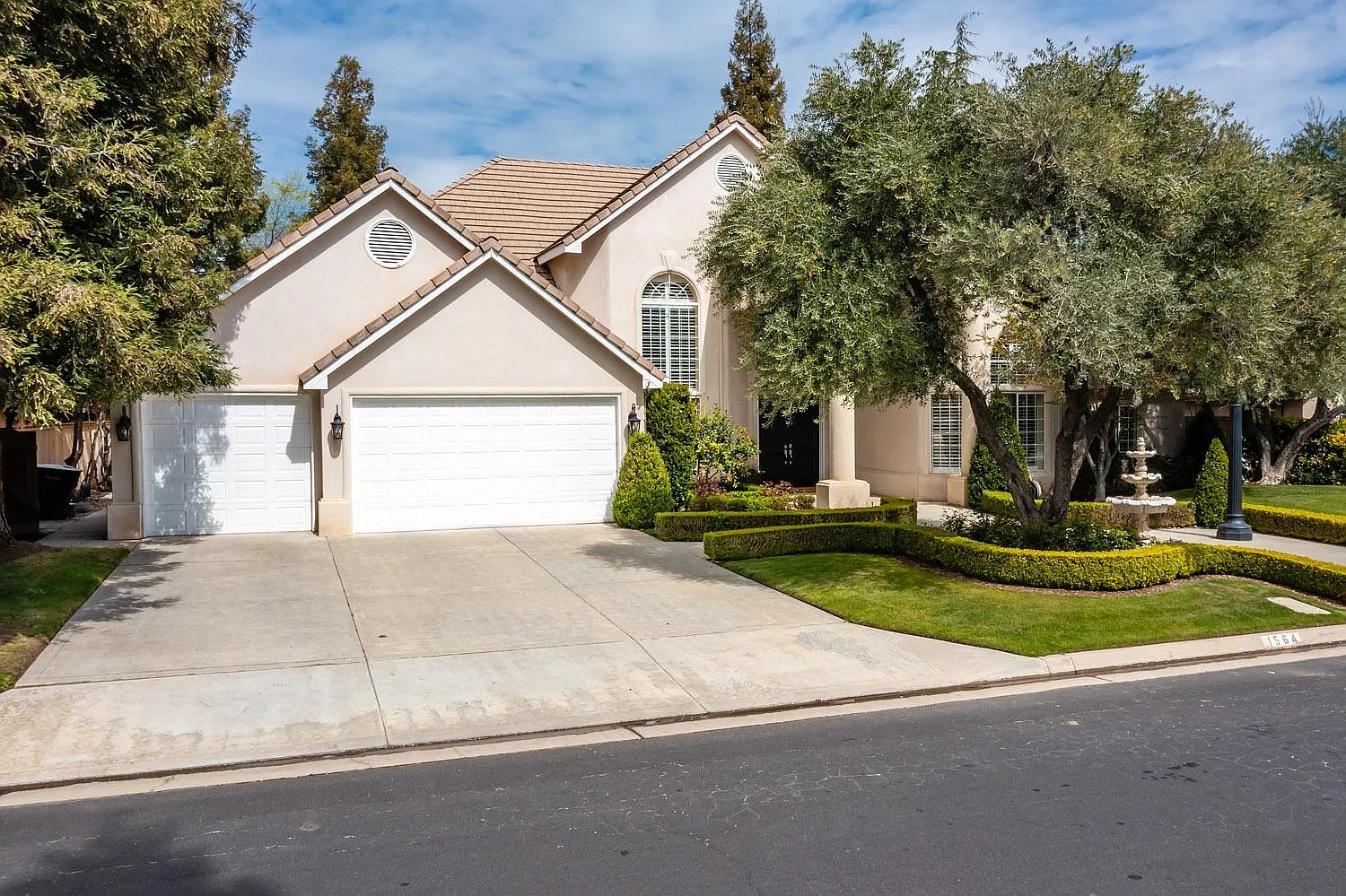 1564 E Forest Oaks Dr photo 1