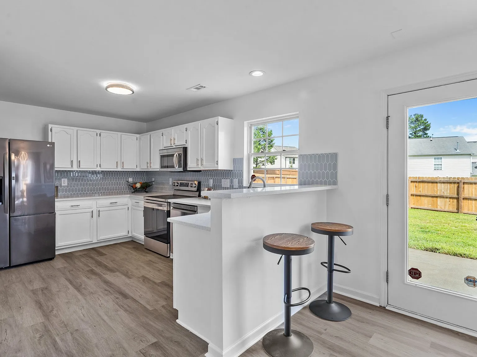 3 bed, 2.5 bath, 1451 sqft, $2,150 — Photo 3