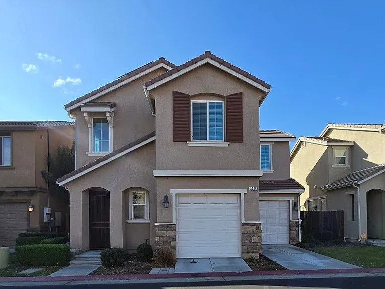 3246 Monterosa Ln — Photo 2