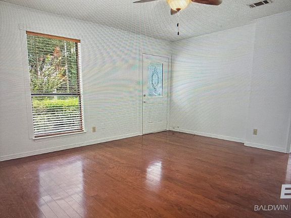 4th image of 909 Schaub Ave