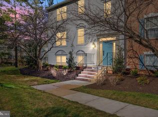 12104 Greenway Ct APT 101, Fairfax, VA 22033