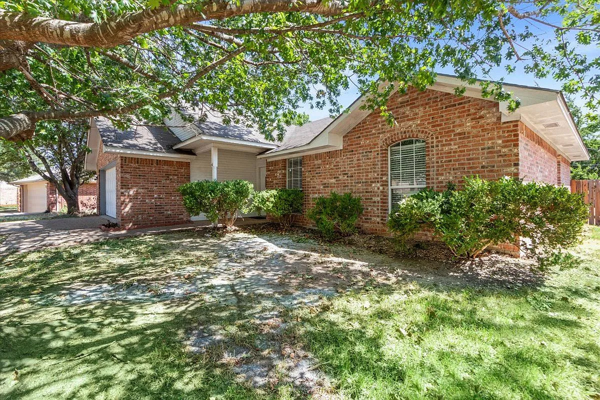 3 bed, 2.0 bath, 1349 sqft, $1,800 — Photo 1