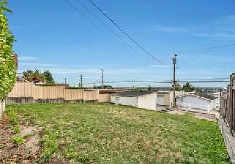 2208 Burquitlam Dr — Photo 16