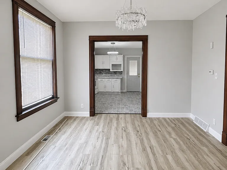 717 Redwood Ave — Photo 2