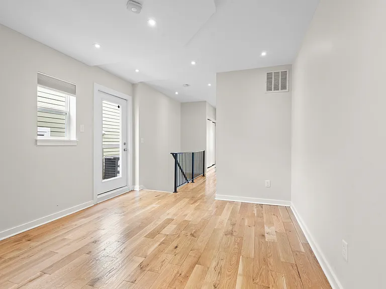 335 S Chester St — Photo 9