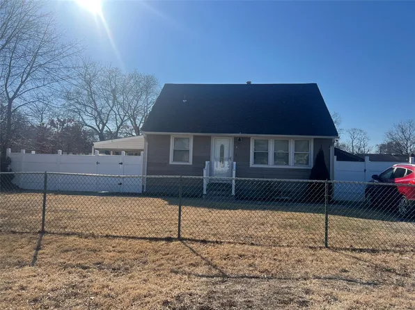 58 E Walnut Street, Central Islip, NY 11722