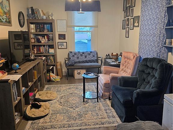 5th image of 104 Penn Ln