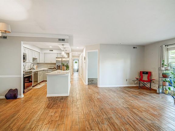 5th image of 3023 Stratford Ct #157