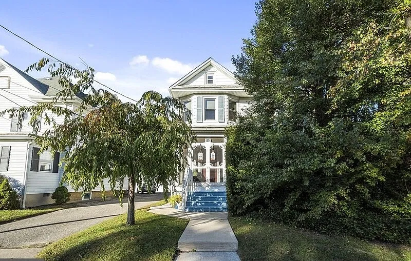 6 bed, 2.0 bath, 2259 sqft, $3,650 — Photo 2