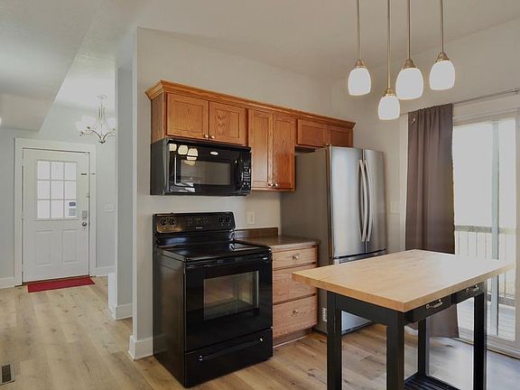 4th image of 230 10th Ave NE