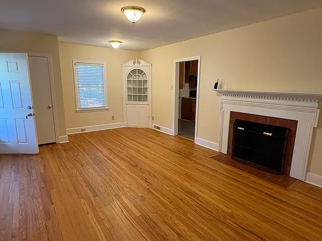 2 bed, 1.0 bath, 1123 sqft, $1,095 — Photo 2