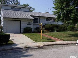 26 Elderberry Ln, Valley Stream, NY 11581