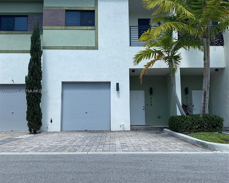 1st image of 909 NW 45th Ter